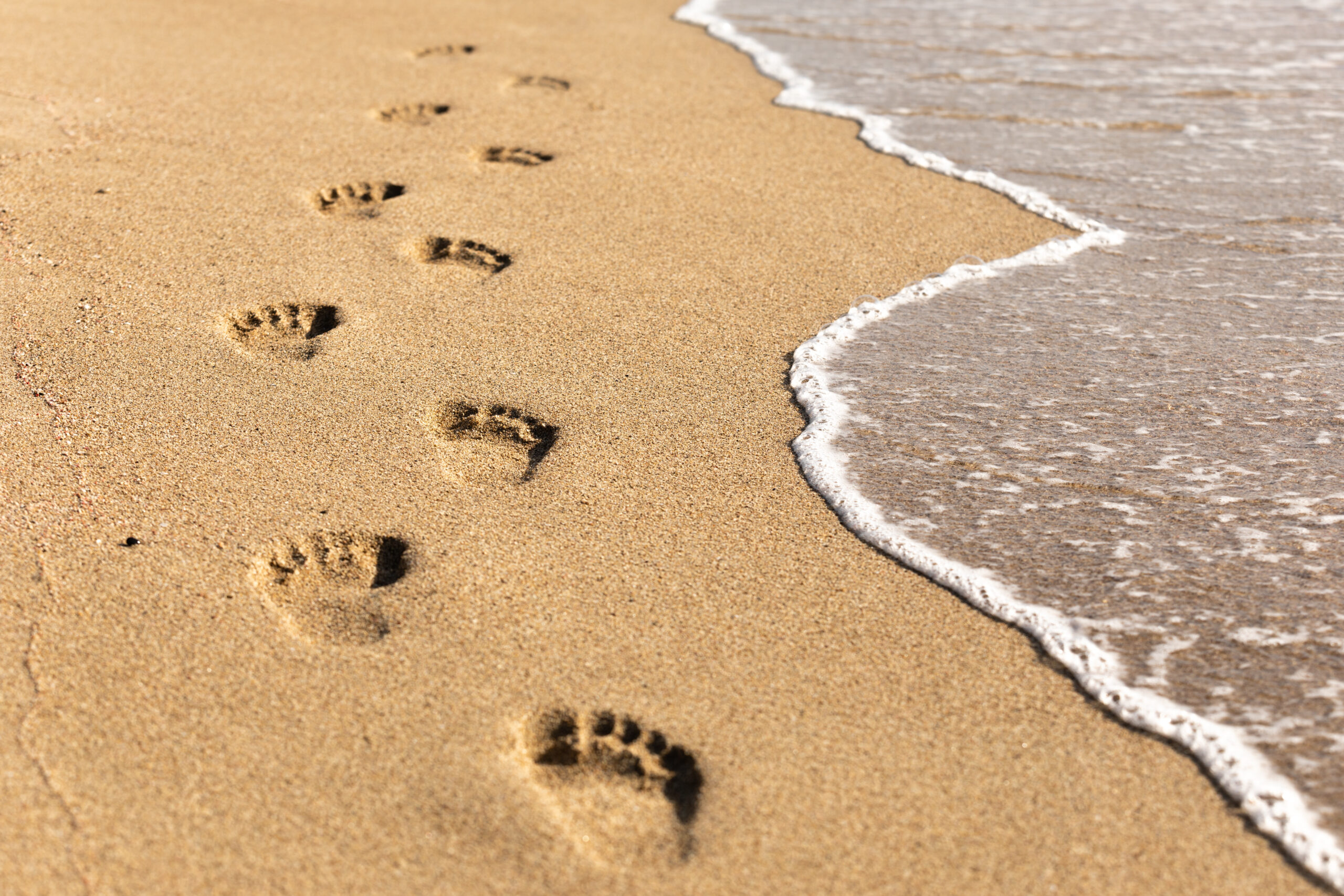 Fußspuren im Sand – Sinnbild für Verhaltenstherapie